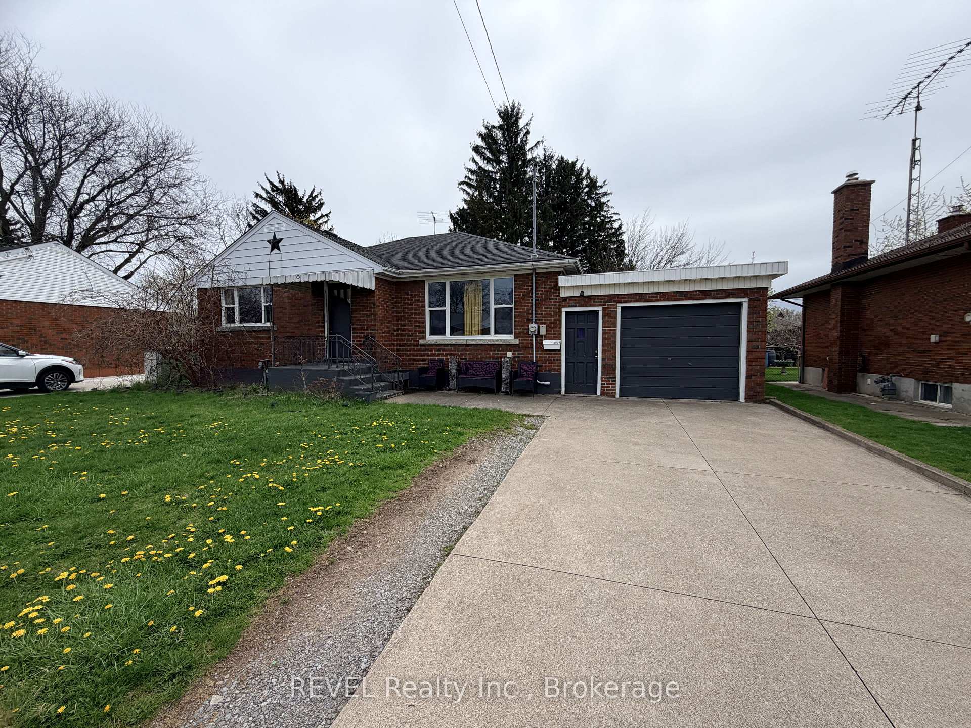 Photo 2 of 5974 Scott Street E, Niagara Falls, Cherrywood — HOMEH