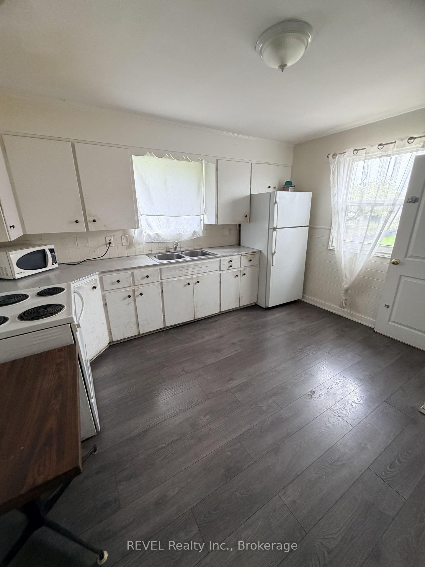 Photo 7 of 5974 Scott Street E, Niagara Falls, Cherrywood — HOMEH