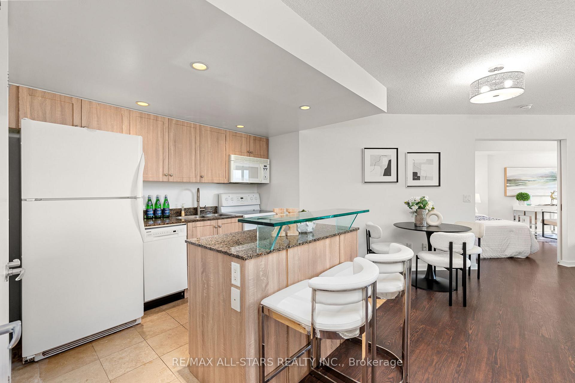 Photo 7 of Unit 804, 208 Queens Quay W, Toronto, Waterfront Communities — HOMEH