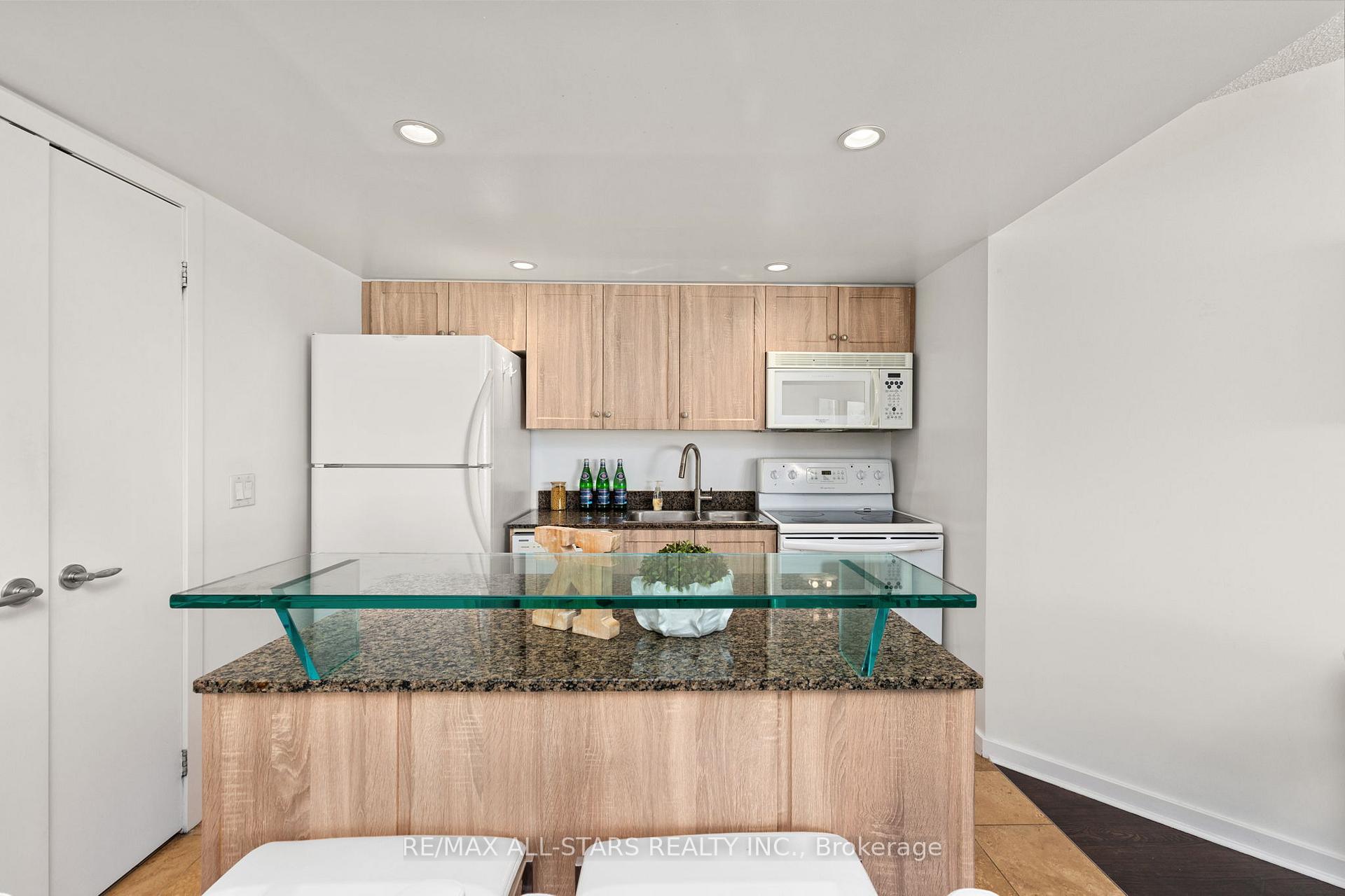 Photo 9 of Unit 804, 208 Queens Quay W, Toronto, Waterfront Communities — HOMEH