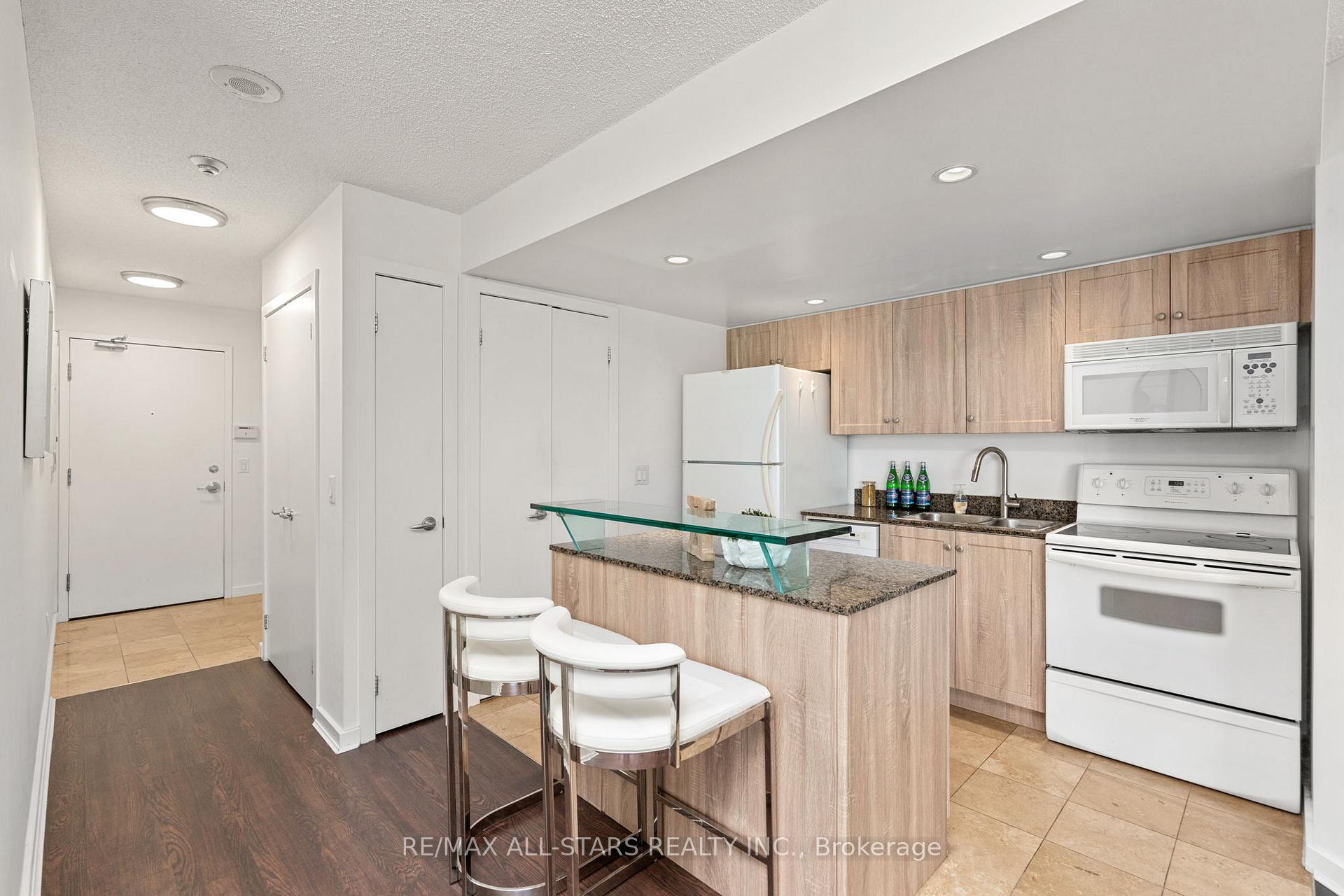 Photo 10 of Unit 804, 208 Queens Quay W, Toronto, Waterfront Communities — HOMEH