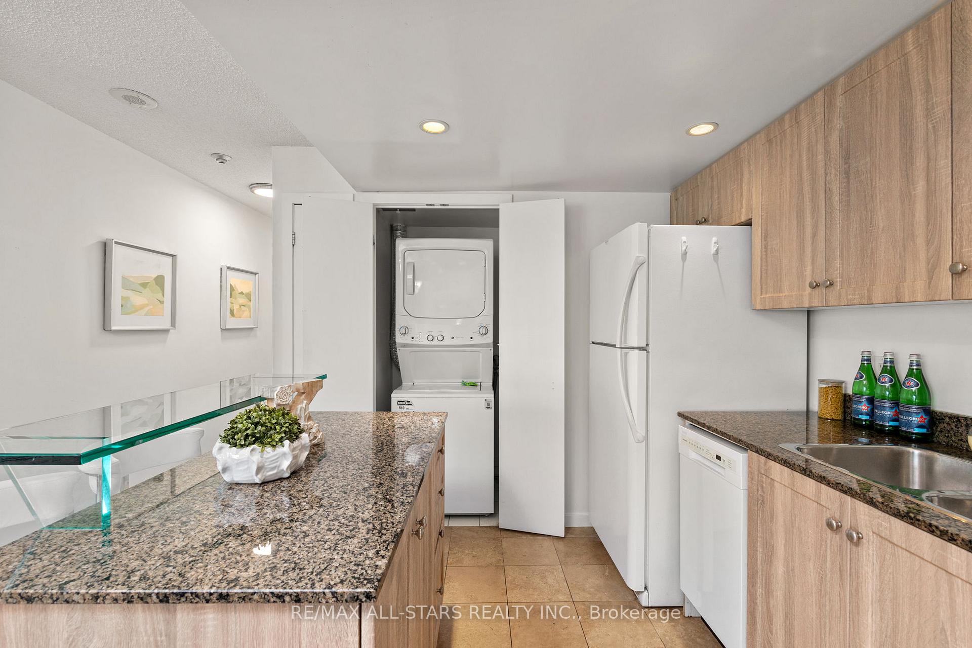 Photo 11 of Unit 804, 208 Queens Quay W, Toronto, Waterfront Communities — HOMEH