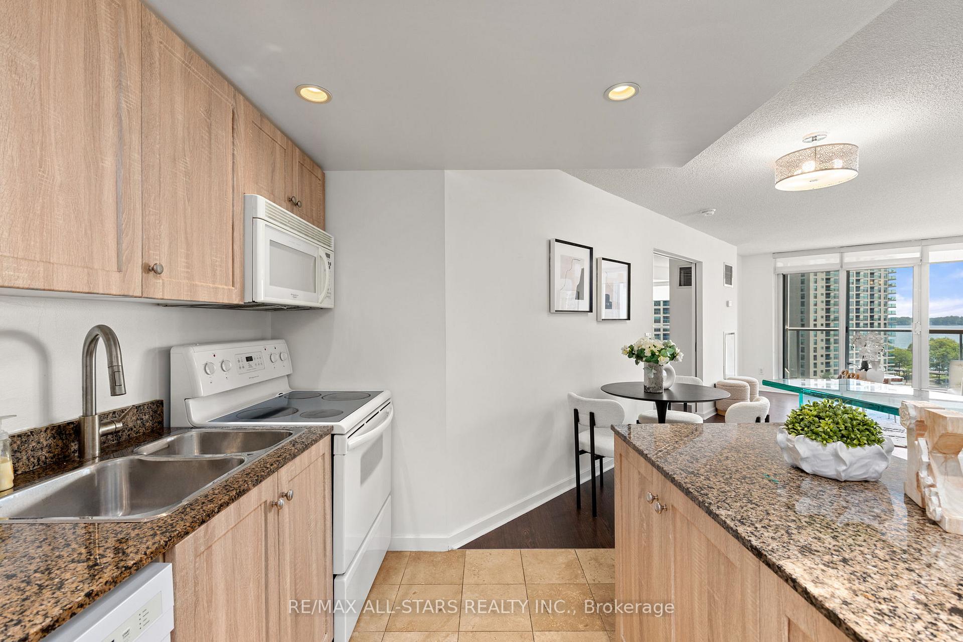 Photo 13 of Unit 804, 208 Queens Quay W, Toronto, Waterfront Communities — HOMEH
