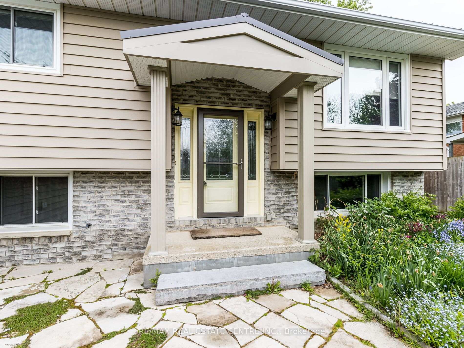 Photo 4 of 28 Teskey Court, Collingwood — HOMEH