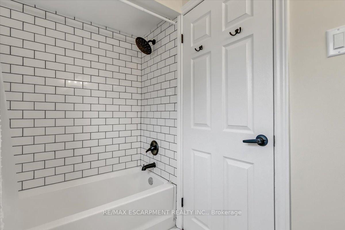 Photo 14 of Unit Upper, 58 Columbia Drive, Hamilton, Buchanan — HOMEH