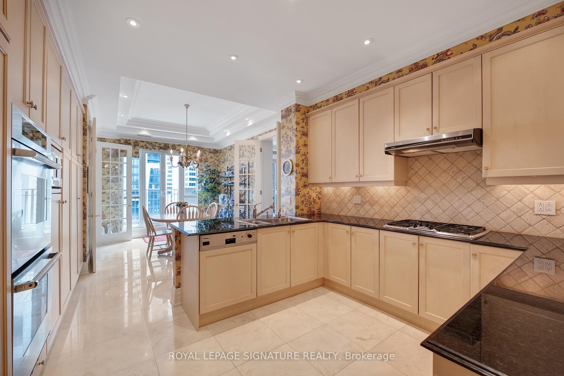 Photo 10 of Unit 1004, 33 Delisle Avenue, Toronto, Yonge-St. Clair — HOMEH