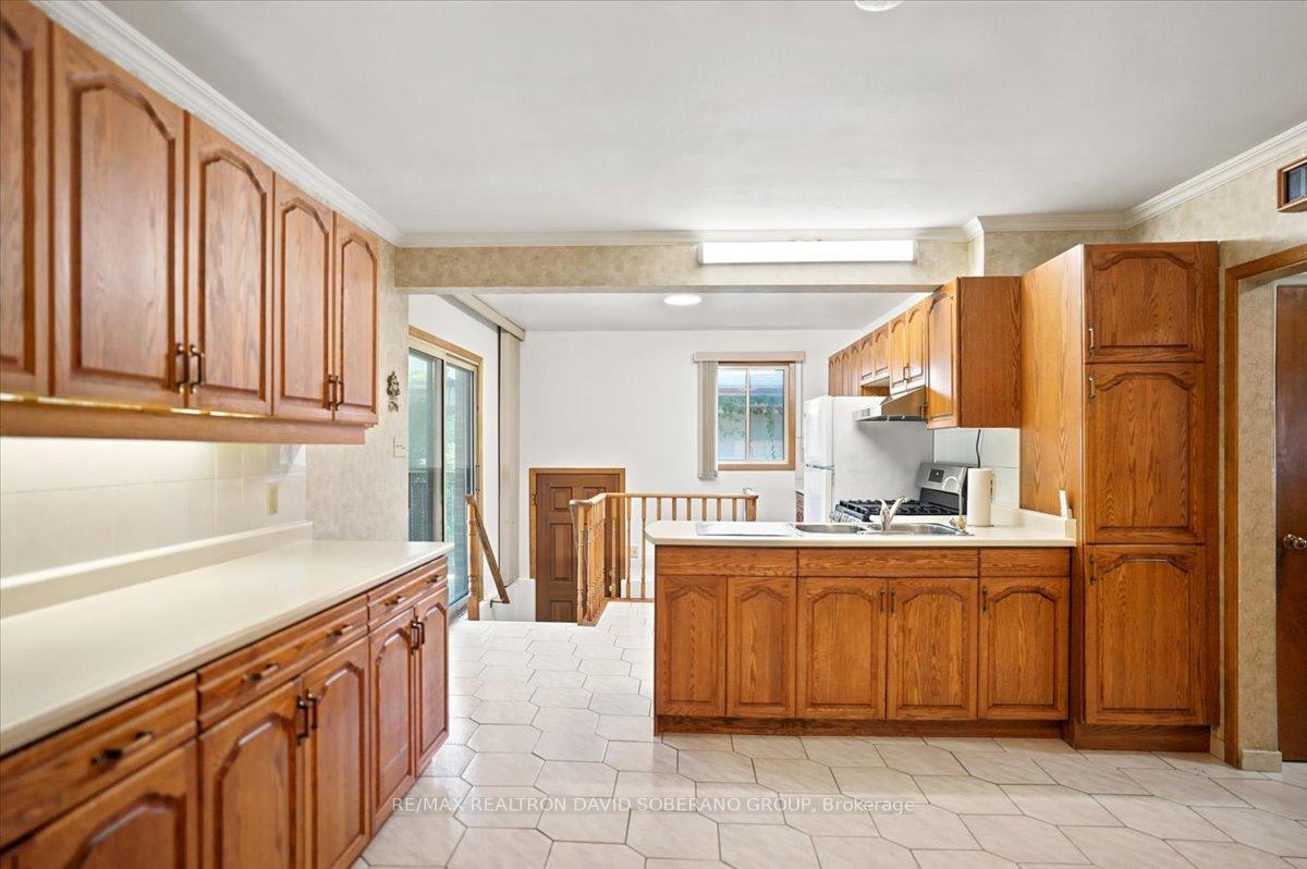 Photo 3 of 44 Kennard Avenue, North York, Bathurst Manor — HOMEH