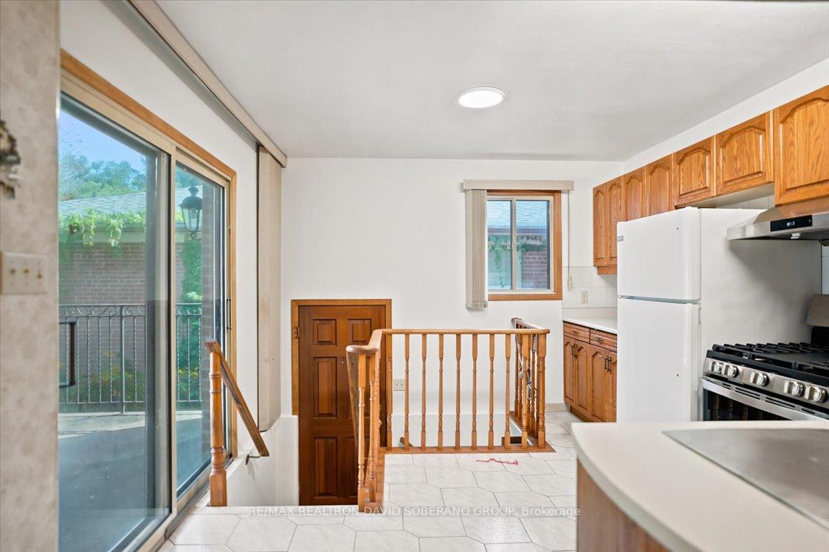 Photo 5 of 44 Kennard Avenue, North York, Bathurst Manor — HOMEH