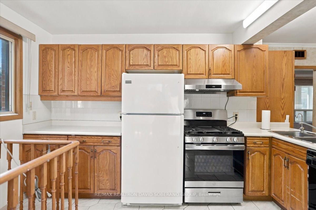 Photo 7 of 44 Kennard Avenue, North York, Bathurst Manor — HOMEH