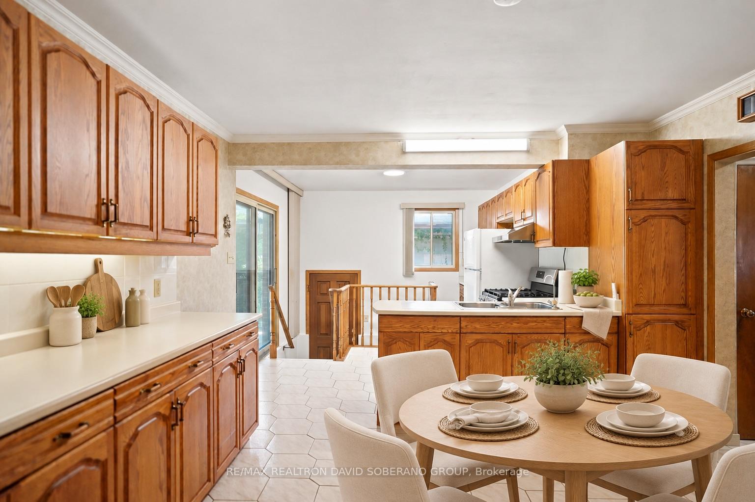 Photo 9 of 44 Kennard Avenue, North York, Bathurst Manor — HOMEH