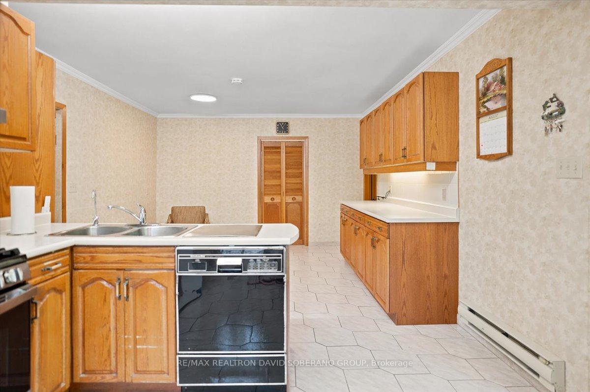 Photo 11 of 44 Kennard Avenue, North York, Bathurst Manor — HOMEH