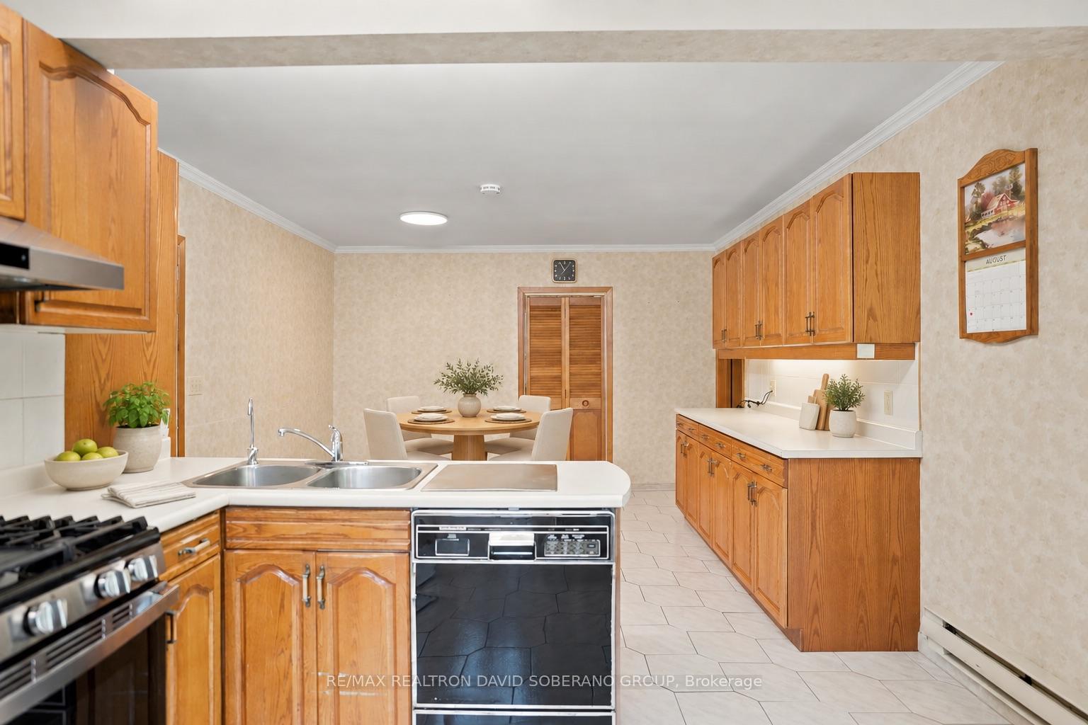 Photo 13 of 44 Kennard Avenue, North York, Bathurst Manor — HOMEH