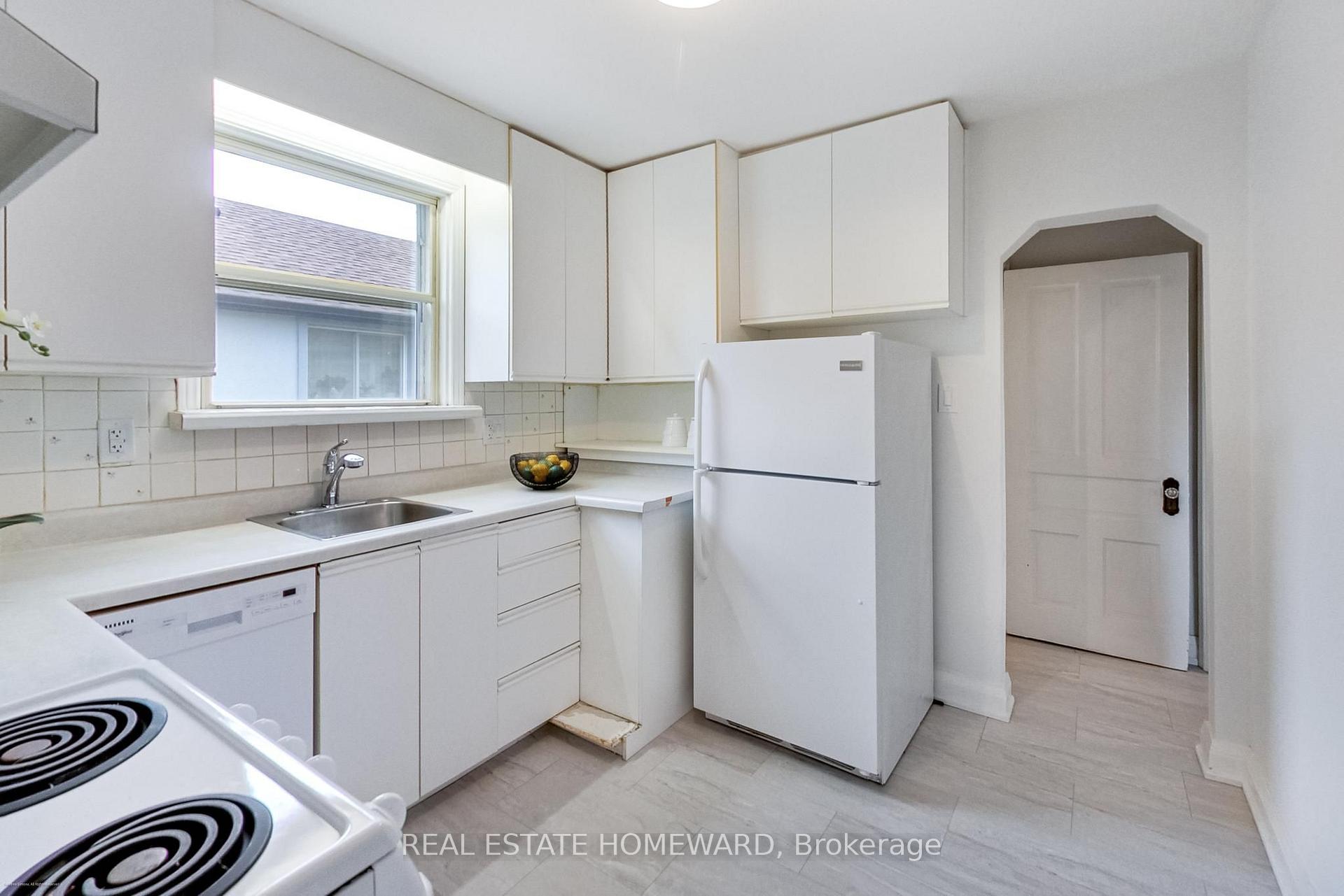 Photo 11 of 1 Bassett Avenue, Scarborough, Clairlea-Birchmount — HOMEH
