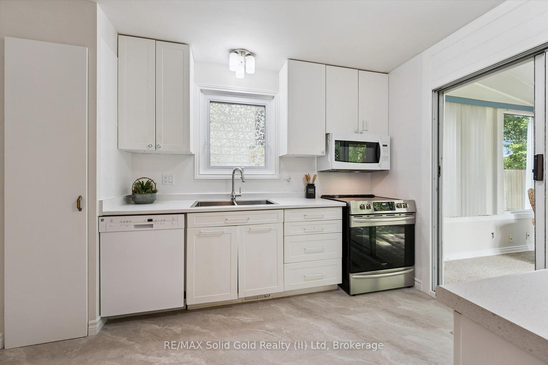 Photo 10 of 72 Glen Avon Crescent, Kitchener, Forest Heights — HOMEH