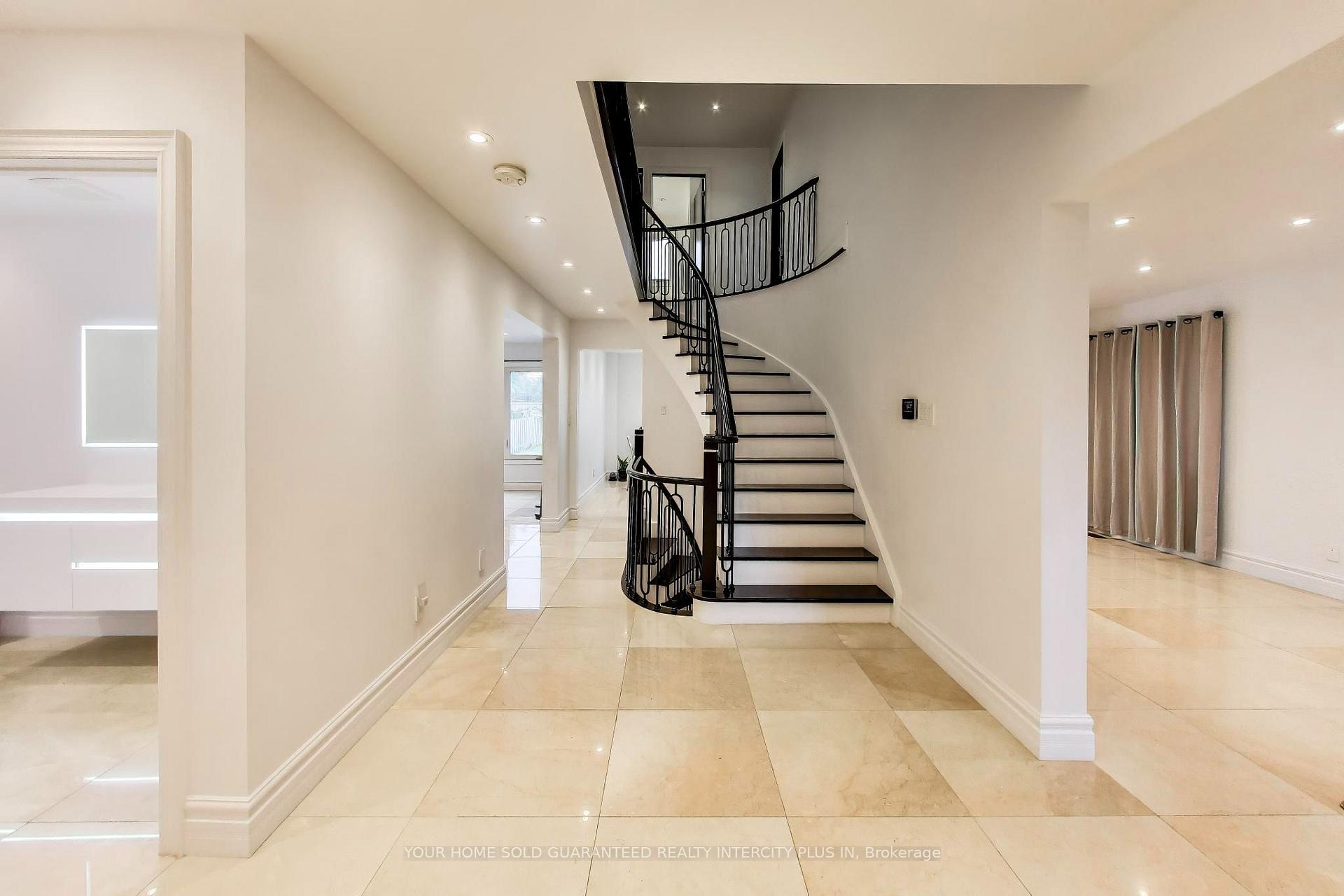 Photo 3 of 27 Via Nova Drive, Vaughan, East Woodbridge — HOMEH