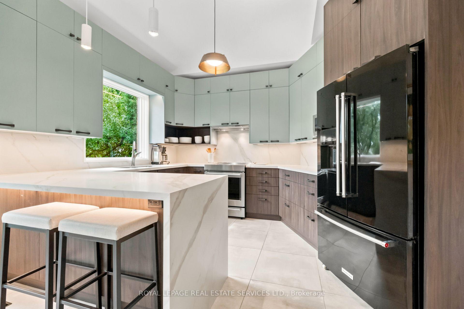 Photo 12 of 39 Rockingham Drive, Etobicoke, Princess-Rosethorn — HOMEH