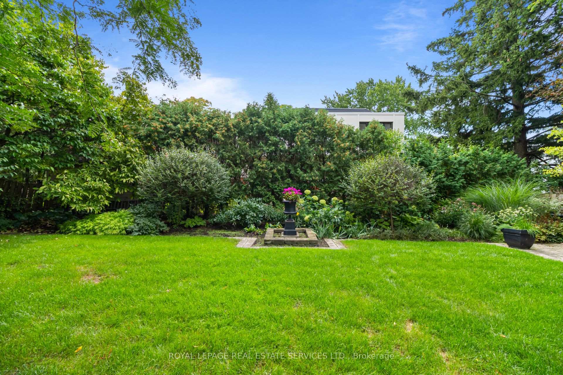 Photo 46 of 39 Rockingham Drive, Etobicoke, Princess-Rosethorn — HOMEH