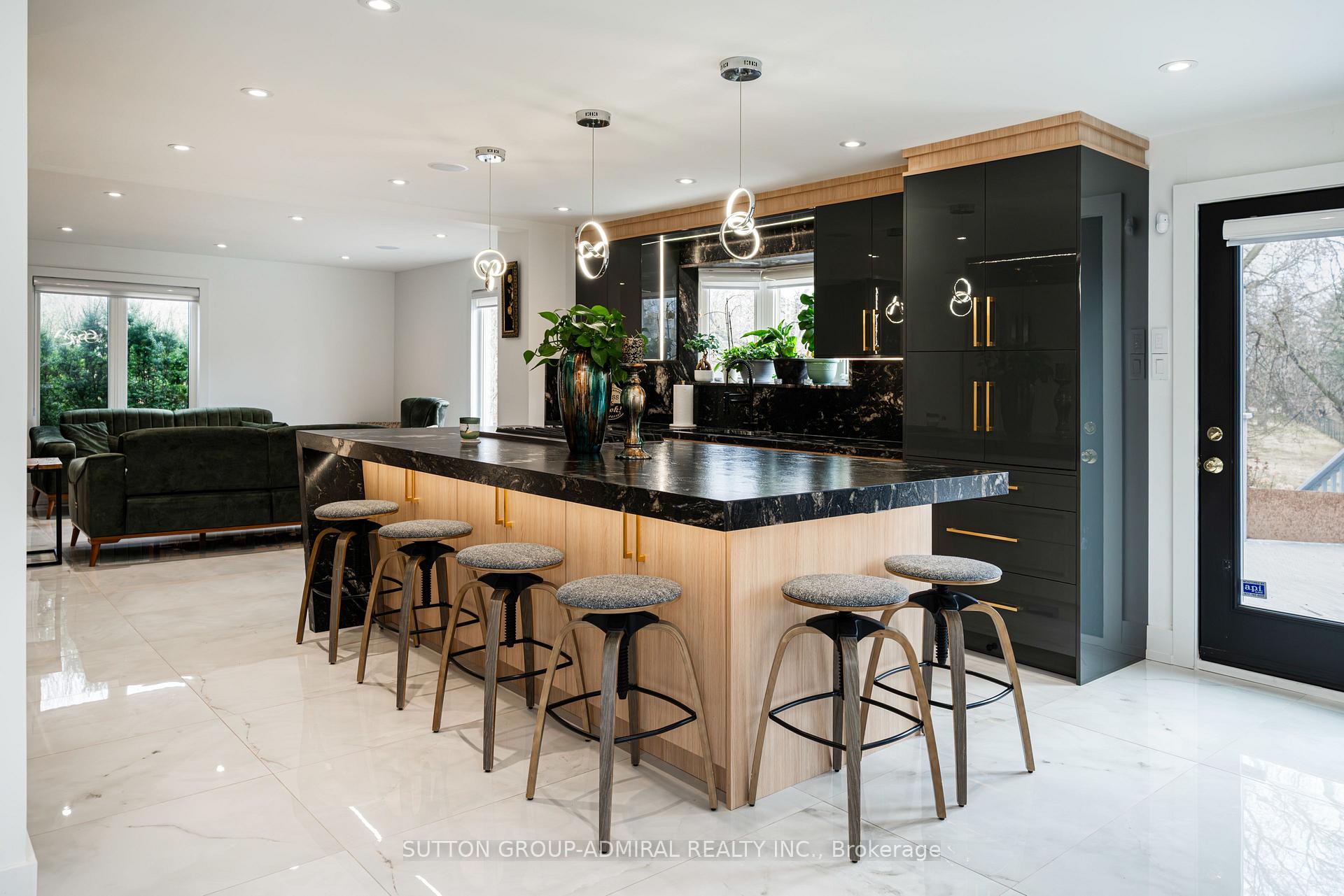 Photo 5 of 60 Maple Way, East Gwillimbury, Sharon — HOMEH