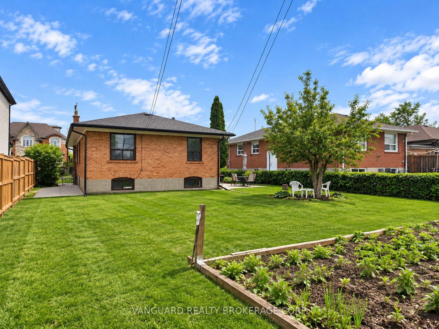 Photo 25 of 150 Spalding Road, North York, Downsview-Roding-CFB — HOMEH