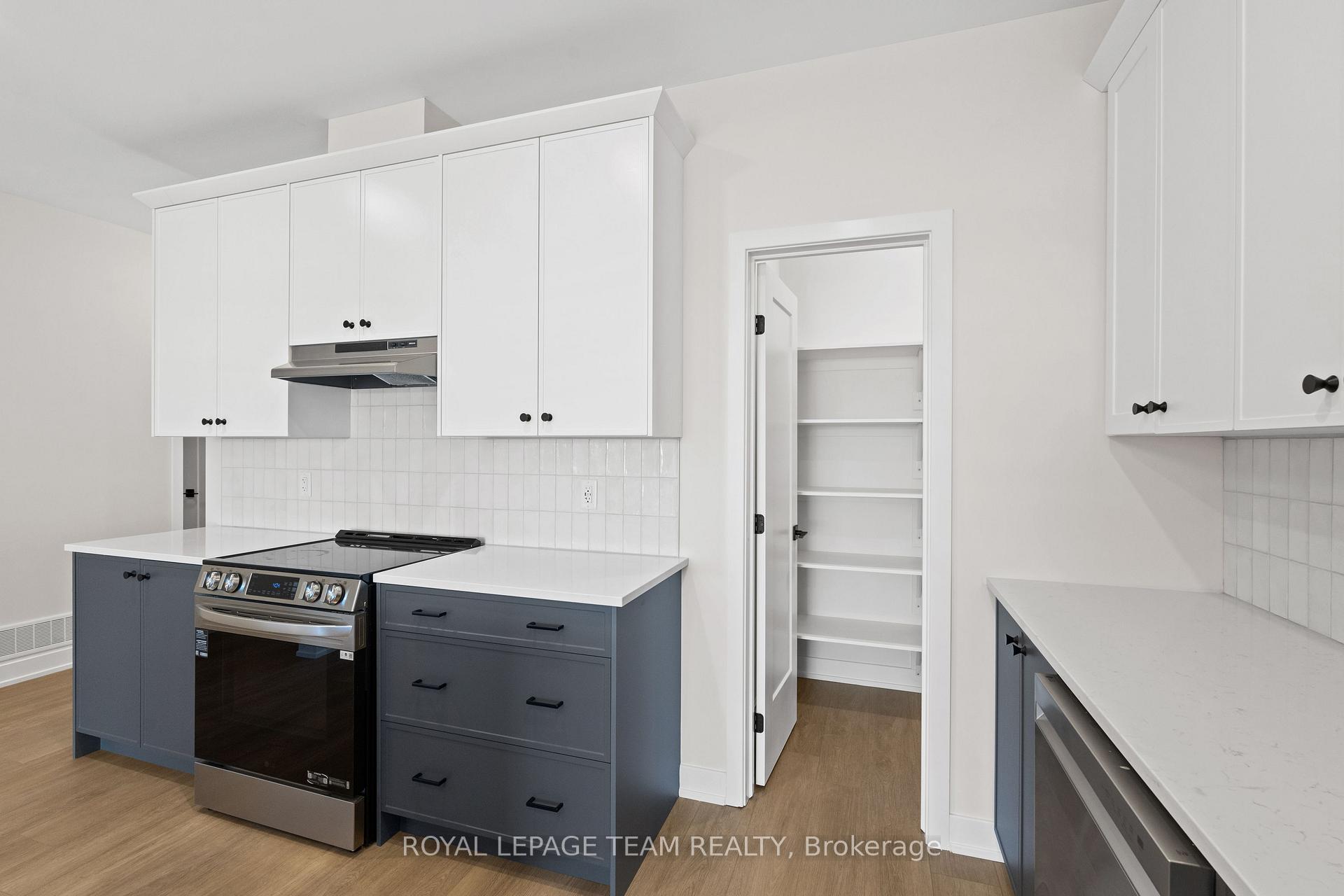 Photo 10 of 1031 Moore Street, Brockville, Brockville — HOMEH