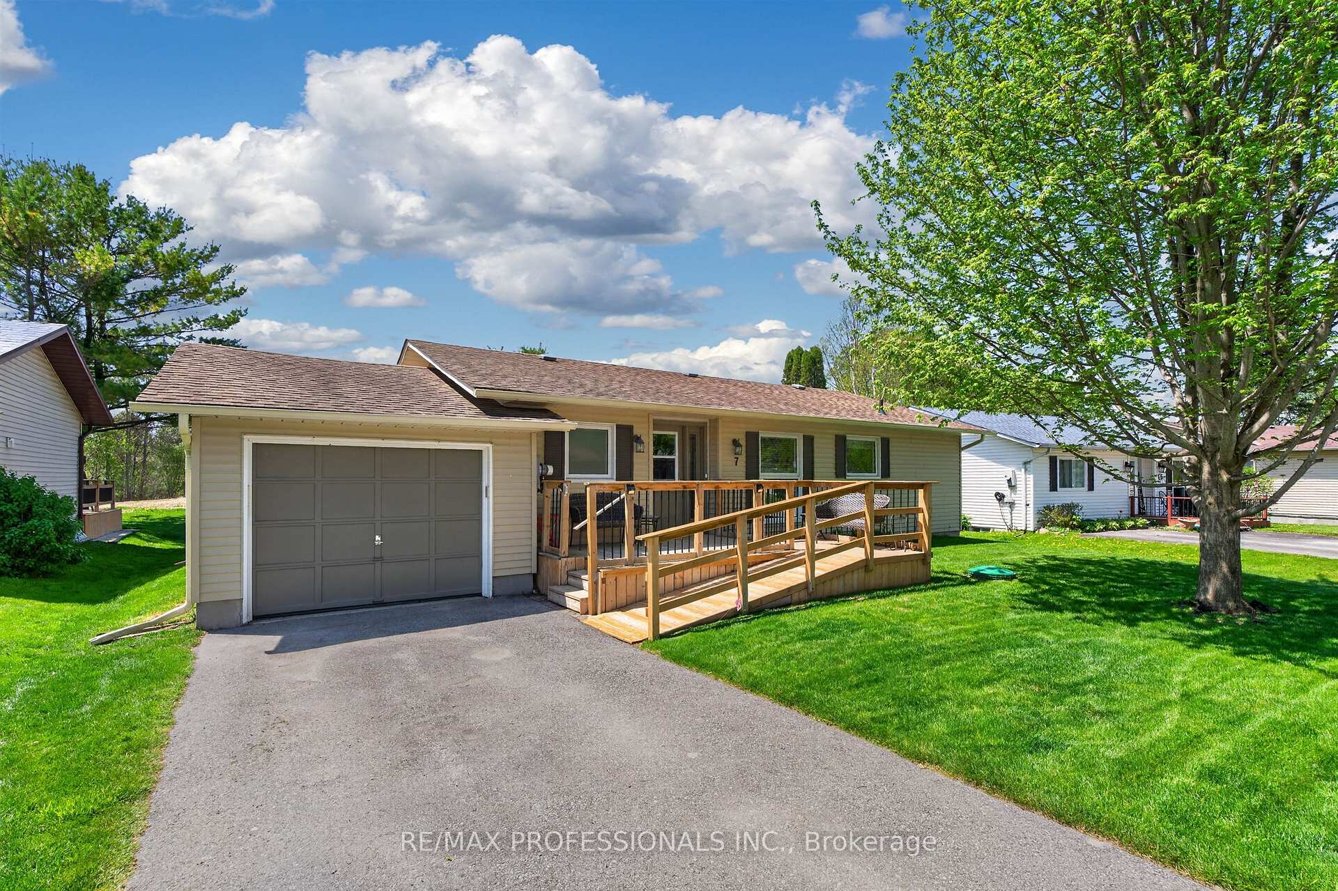 Photo 2 of 7 Tamarack Court, New Tecumseth, Rural New Tecumseth — HOMEH