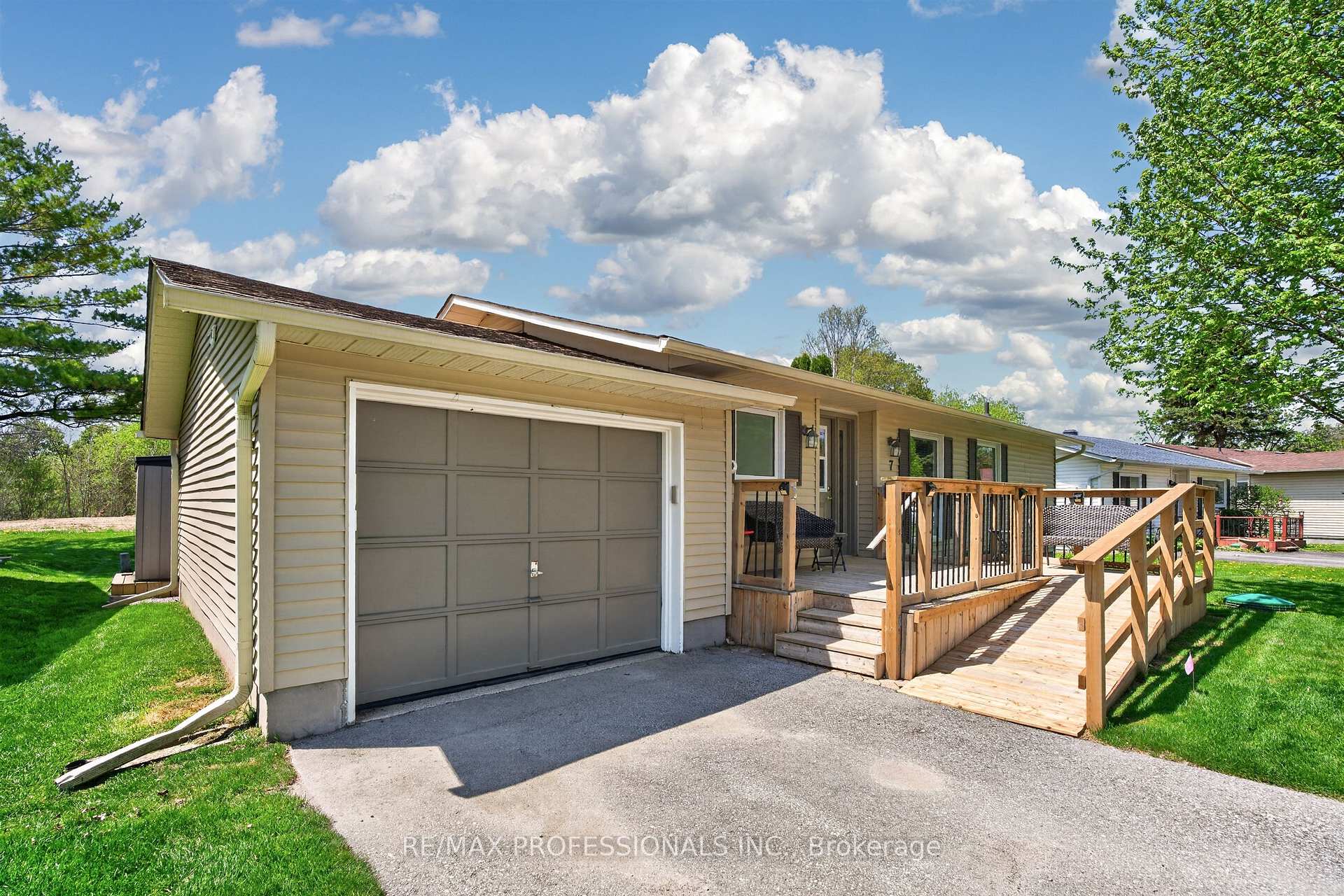 Photo 3 of 7 Tamarack Court, New Tecumseth, Rural New Tecumseth — HOMEH