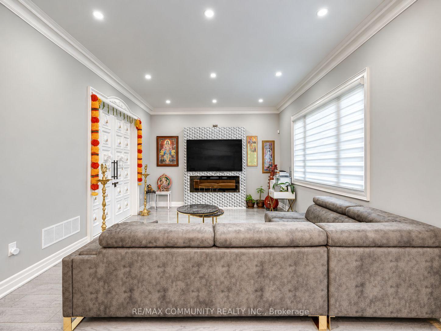 Photo 7 of 75 Havagal Crescent, Markham, Unionville — HOMEH