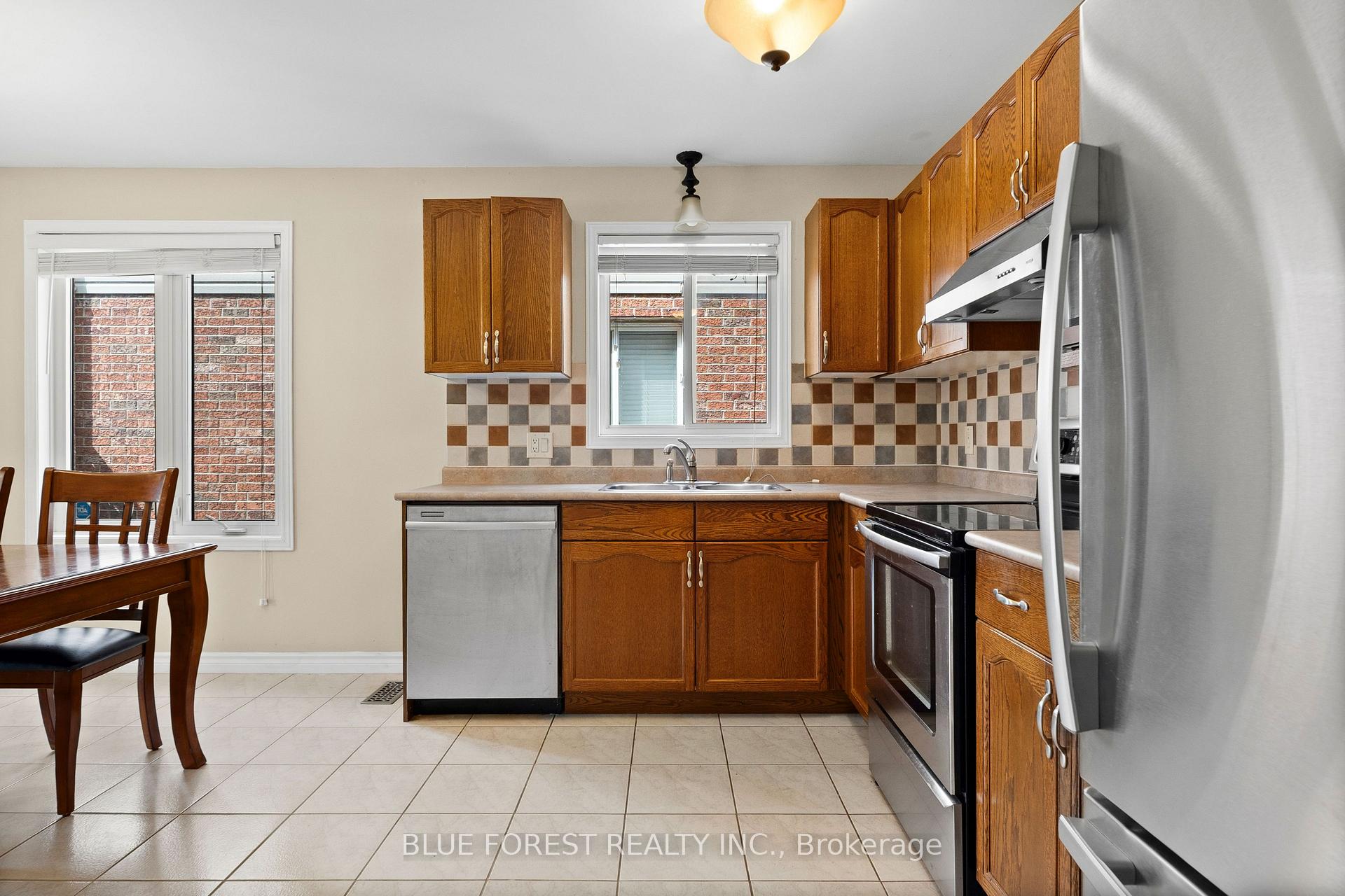 Photo 5 of 163 Emerald Road, London, South U — HOMEH