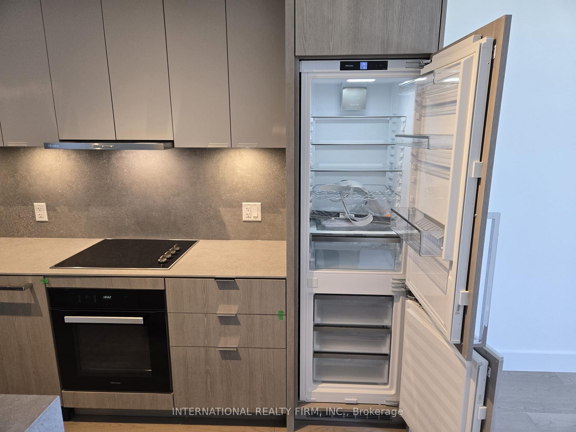 Photo 15 of Unit 1002, 6 Greenbriar Road E, North York, Bayview Village — HOMEH