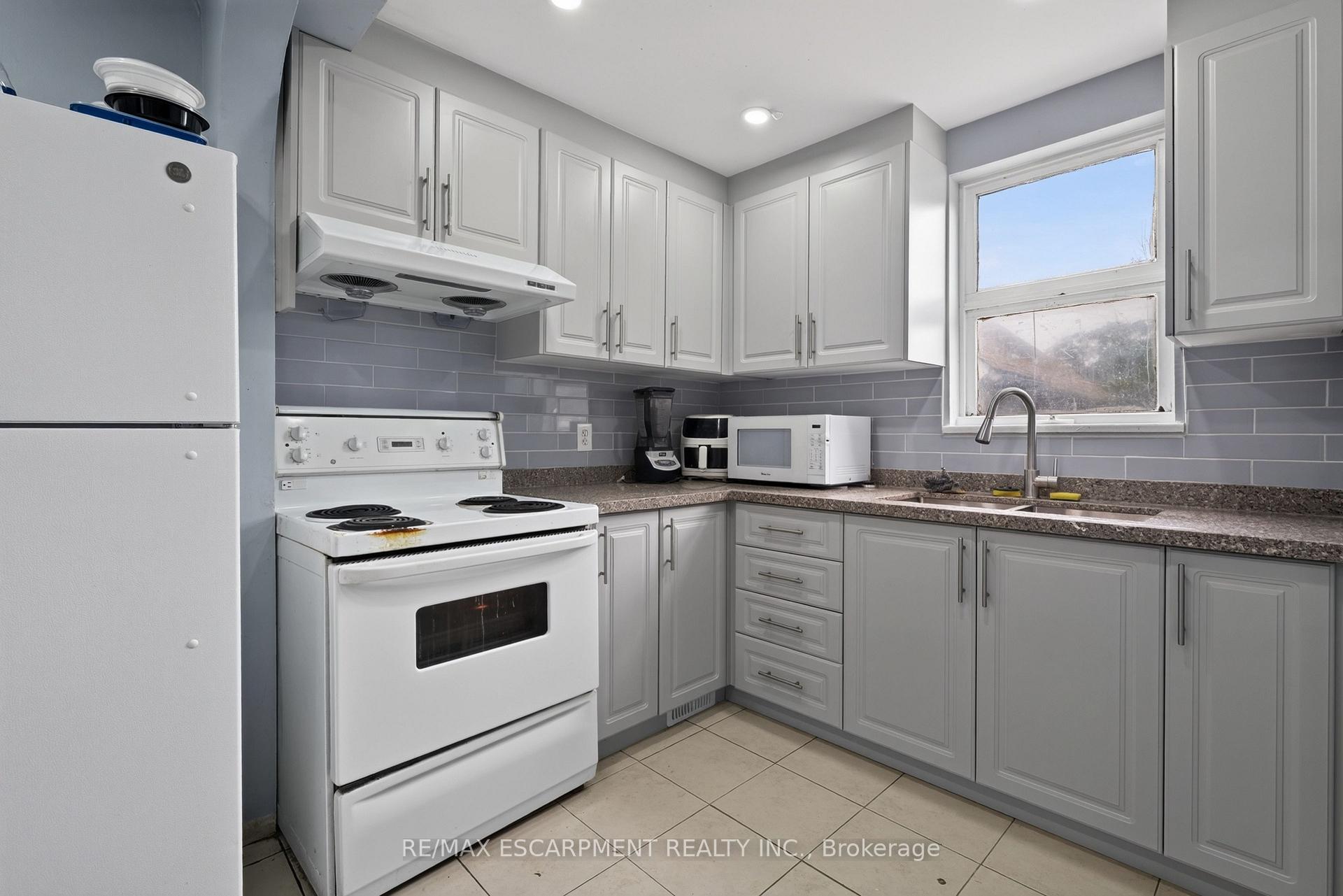 Photo 9 of 241 West 5th Street W, Hamilton, Bonnington — HOMEH