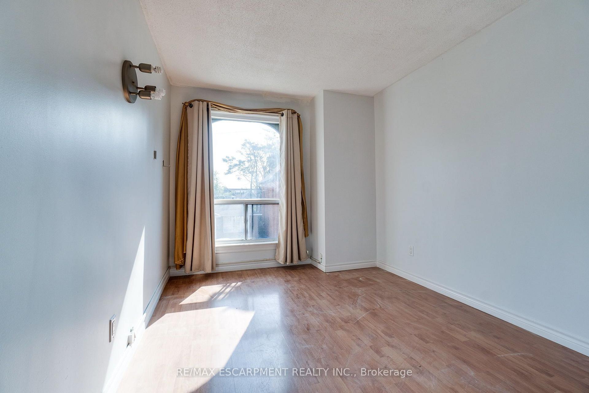 Photo 34 of 23 Oak Avenue, Hamilton, Landsdale — HOMEH