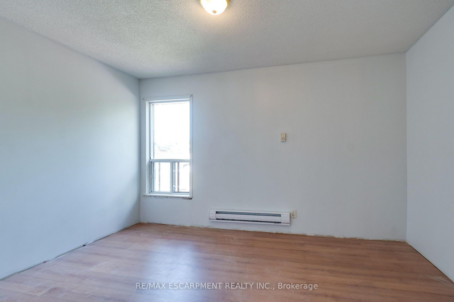 Photo 43 of 23 Oak Avenue, Hamilton, Landsdale — HOMEH