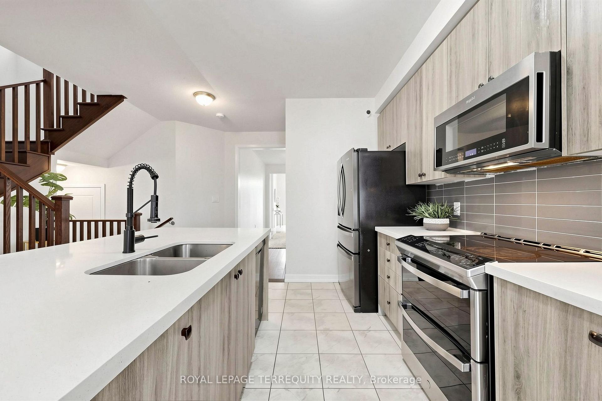 Photo 16 of 1456 Rose Way, Milton, Cobban — HOMEH