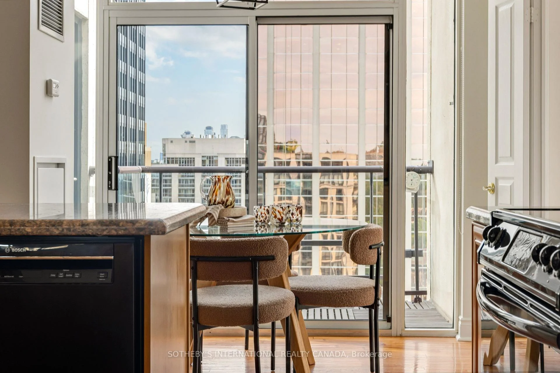 Photo 11 of Unit 1106, 10 Delisle Avenue, Toronto, Yonge-St. Clair — HOMEH