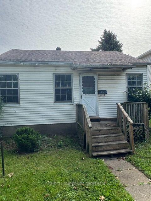 Photo 3 of 62 Shakespeare Avenue, St. Catharines, Haig — HOMEH