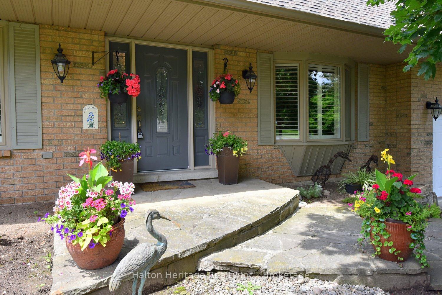 Photo 3 of 34 Howard Boulevard, Hamilton, Waterdown — HOMEH