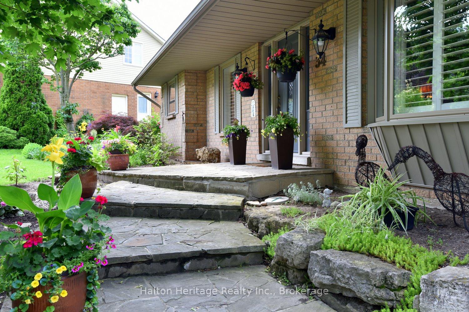 Photo 4 of 34 Howard Boulevard, Hamilton, Waterdown — HOMEH