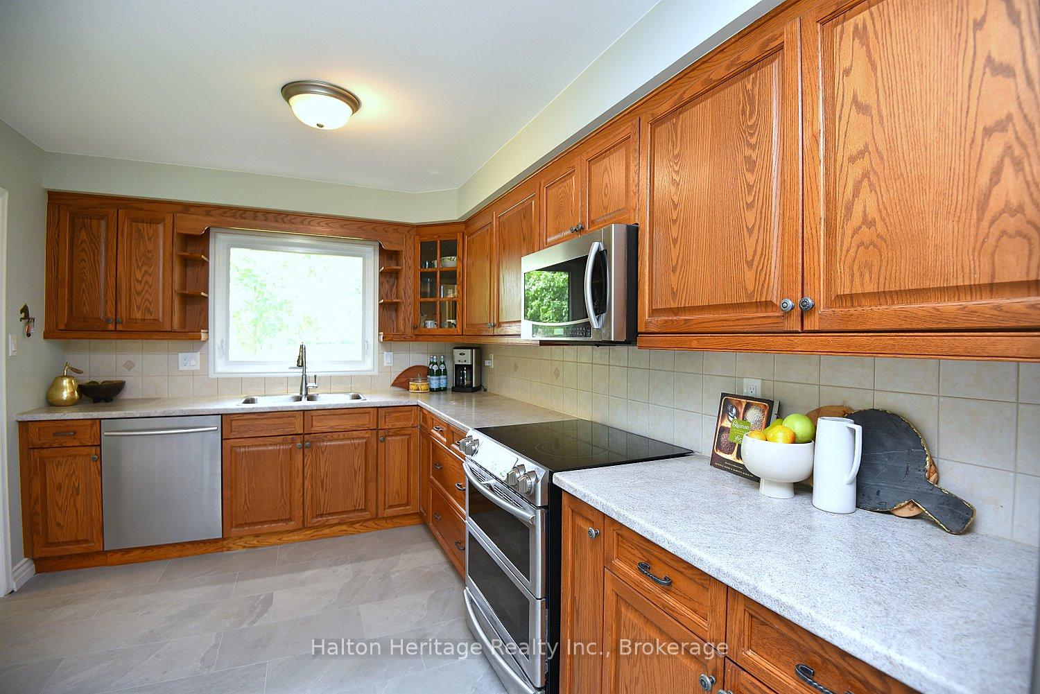 Photo 15 of 34 Howard Boulevard, Hamilton, Waterdown — HOMEH