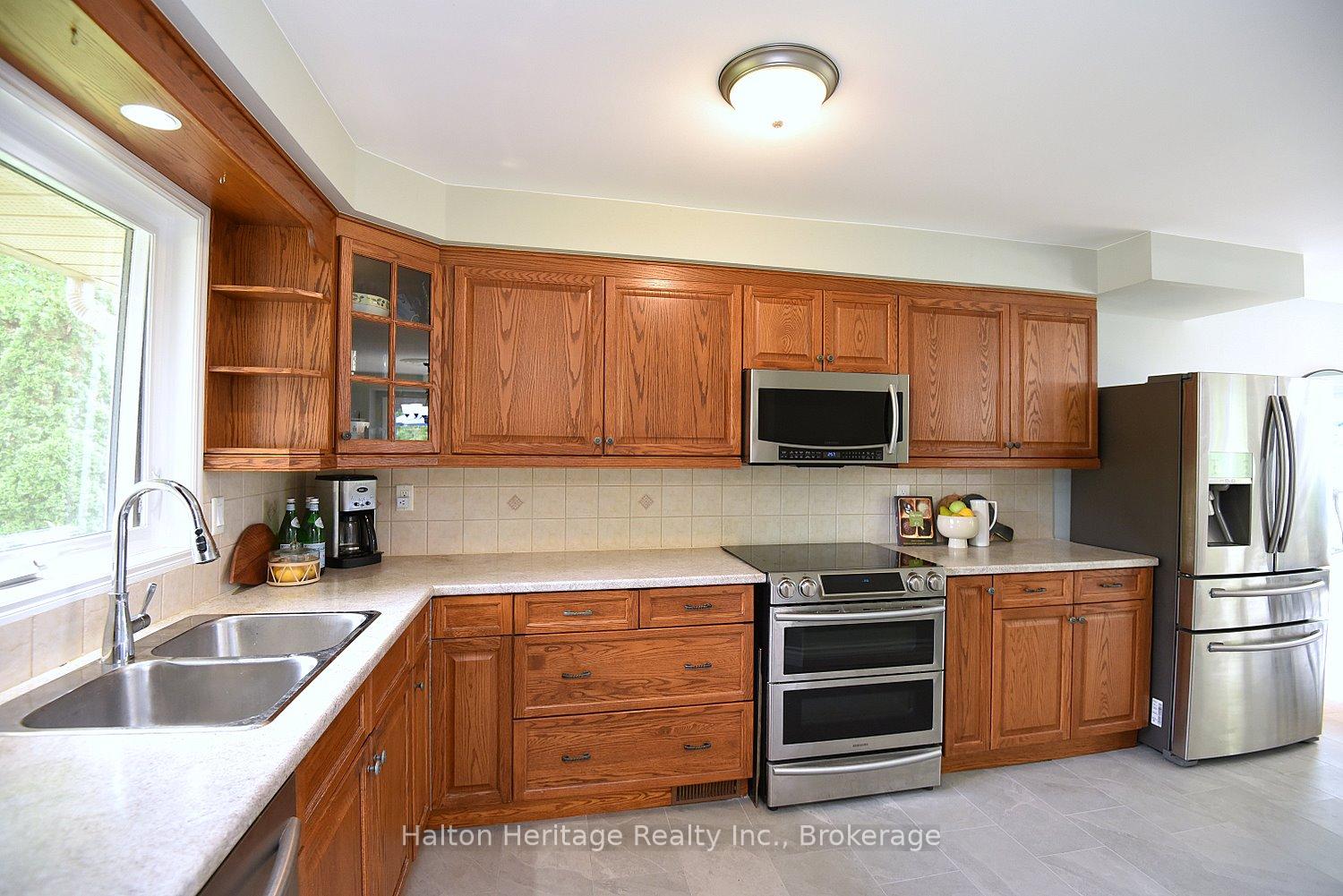 Photo 21 of 34 Howard Boulevard, Hamilton, Waterdown — HOMEH