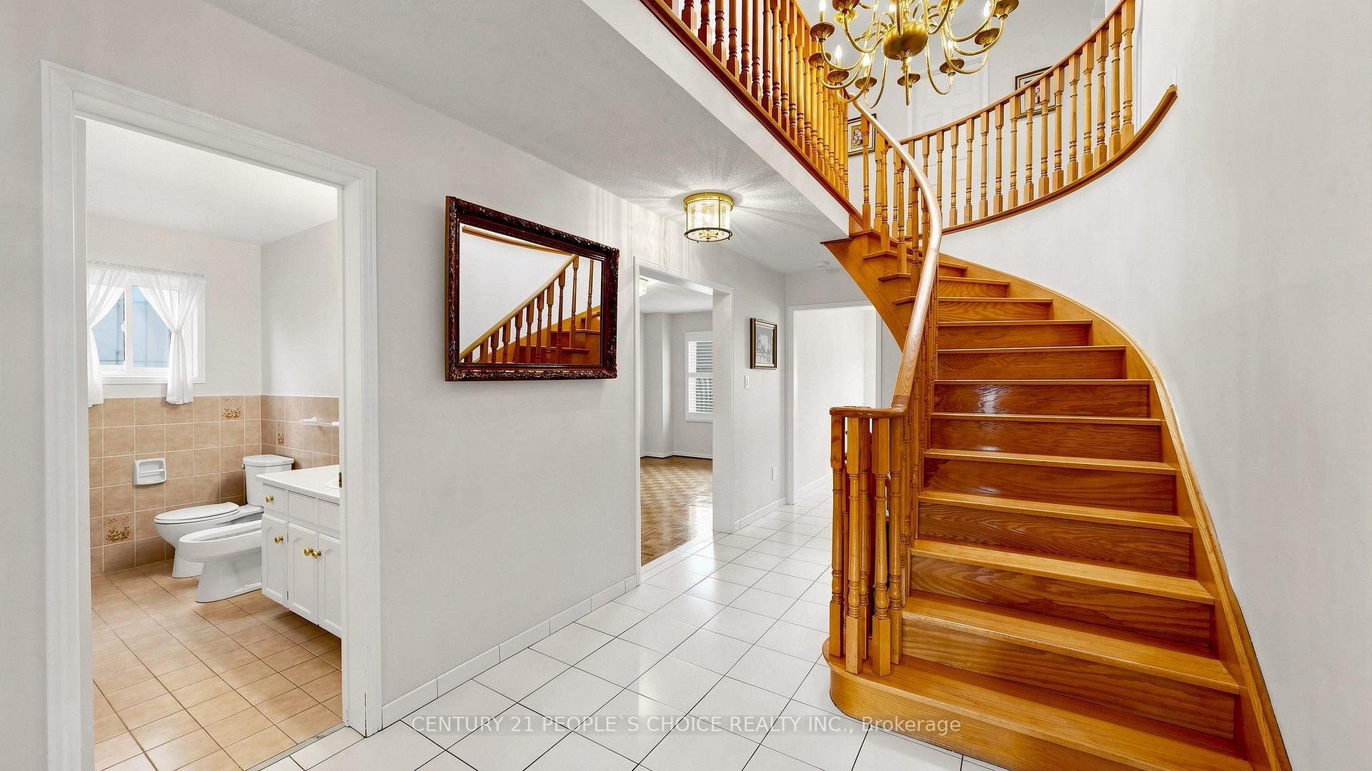 Photo 2 of 82 Embassy Drive, Vaughan, East Woodbridge — HOMEH