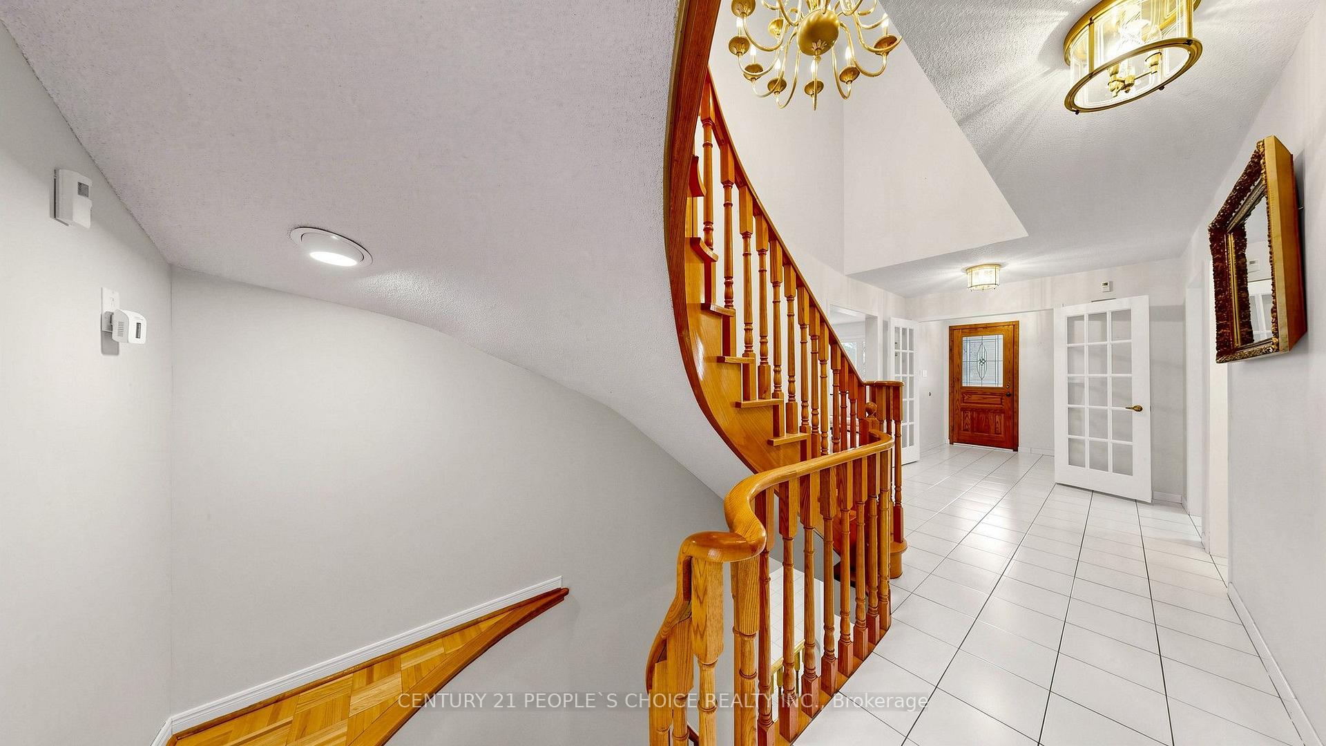 Photo 3 of 82 Embassy Drive, Vaughan, East Woodbridge — HOMEH