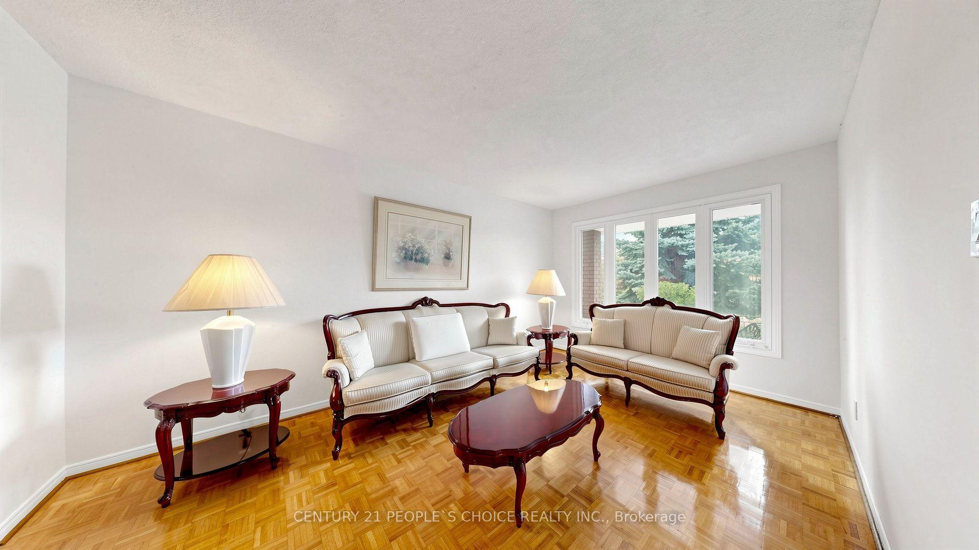 Photo 4 of 82 Embassy Drive, Vaughan, East Woodbridge — HOMEH