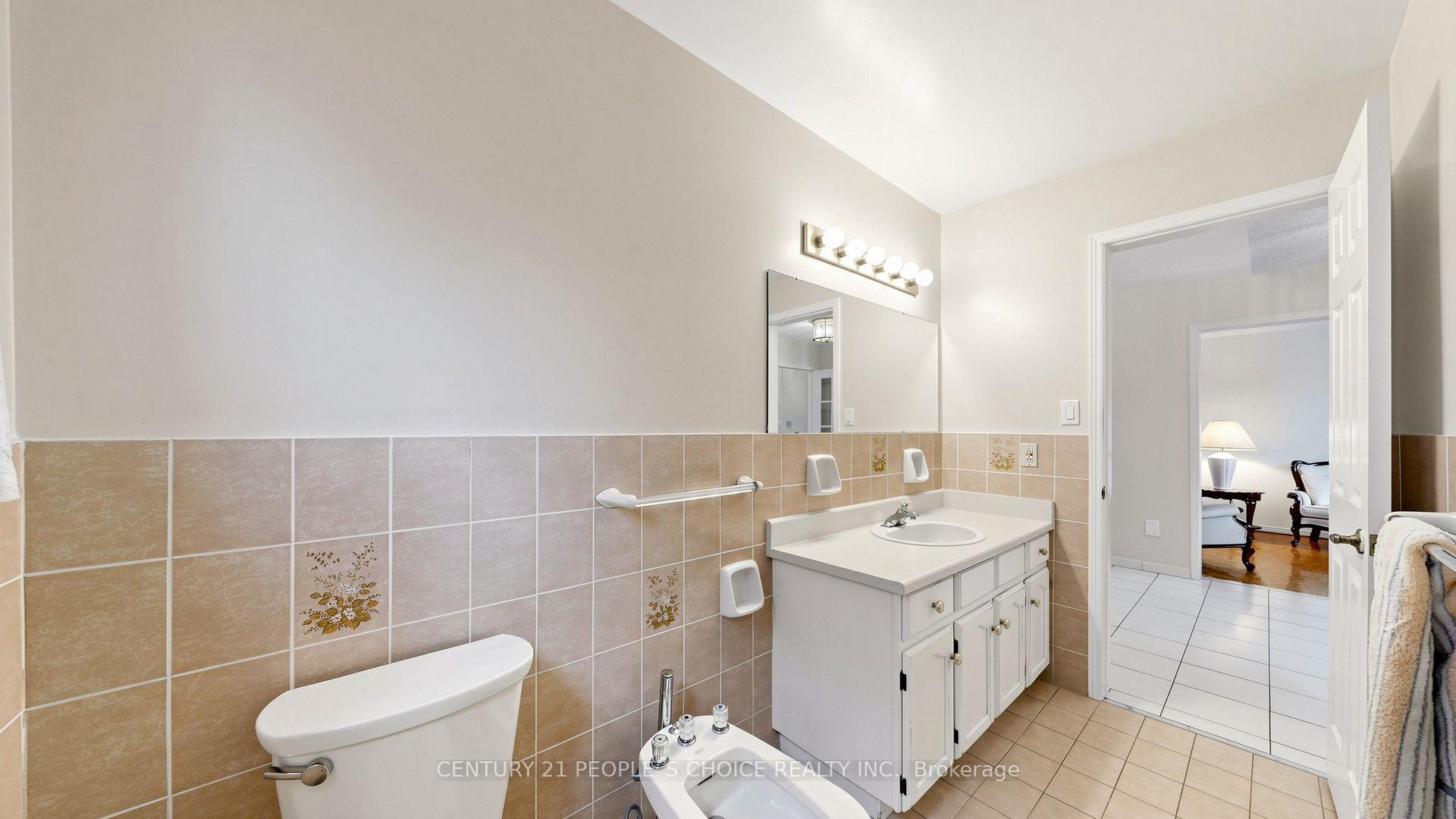 Photo 7 of 82 Embassy Drive, Vaughan, East Woodbridge — HOMEH