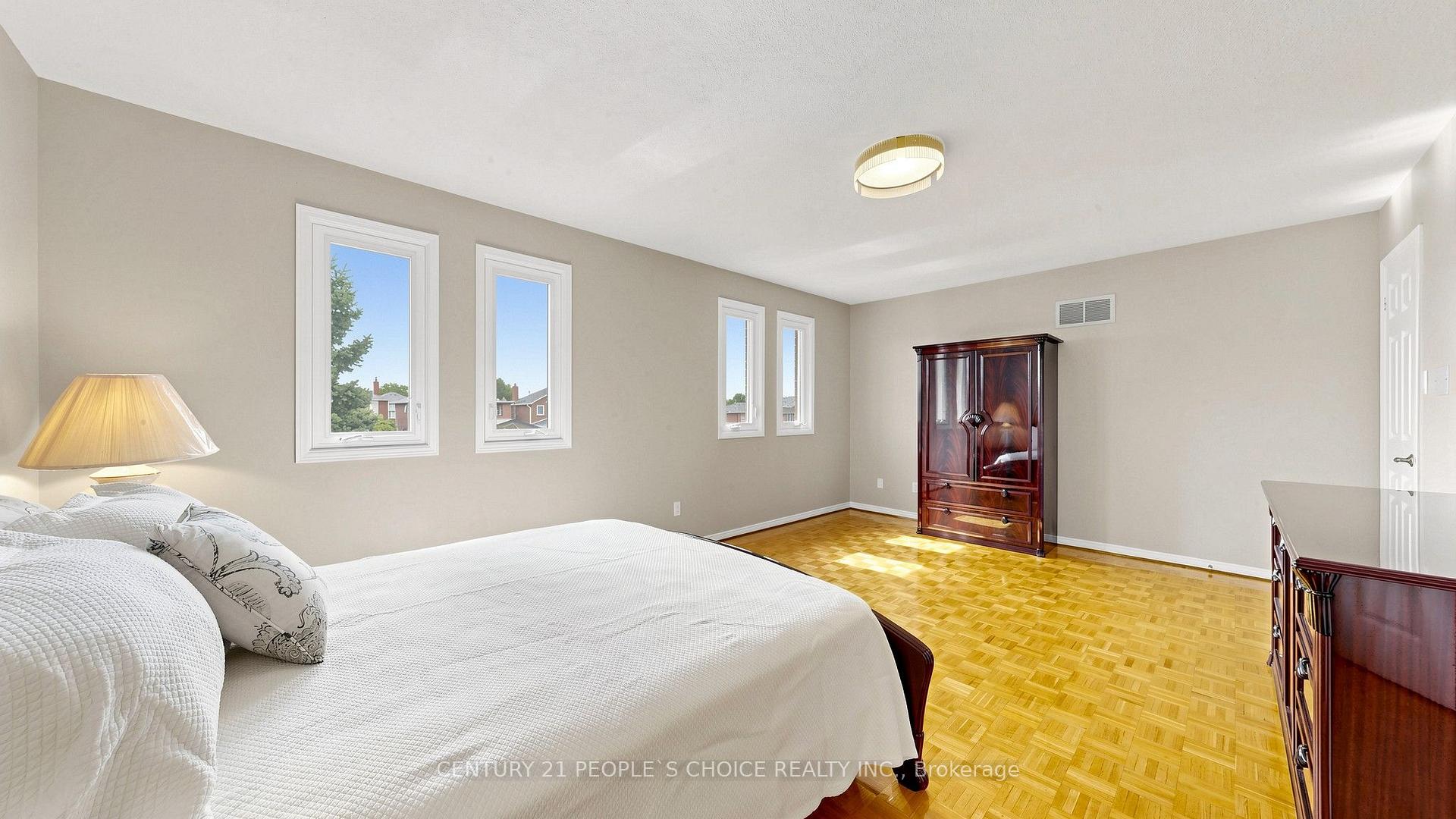 Photo 14 of 82 Embassy Drive, Vaughan, East Woodbridge — HOMEH