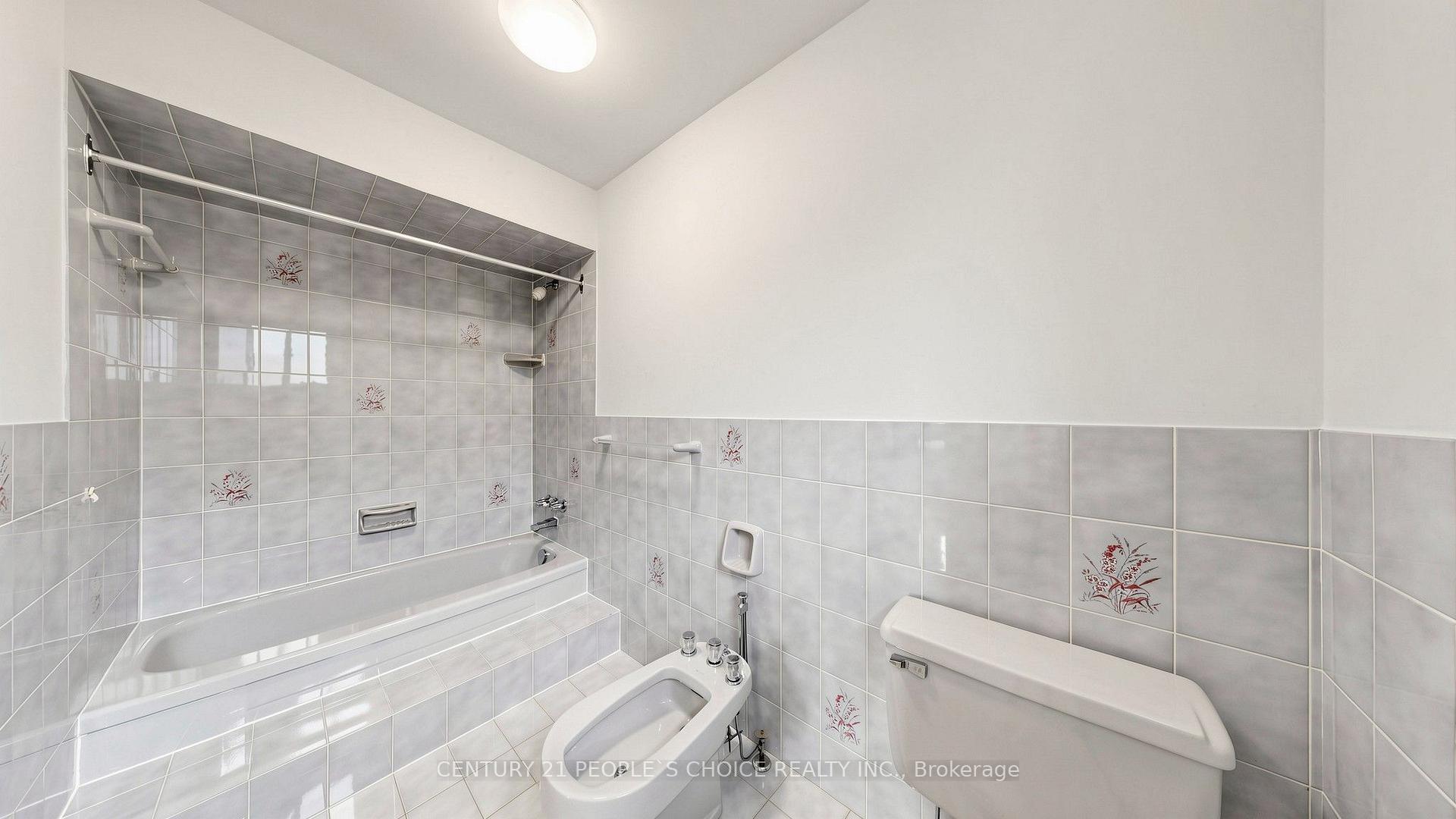 Photo 16 of 82 Embassy Drive, Vaughan, East Woodbridge — HOMEH