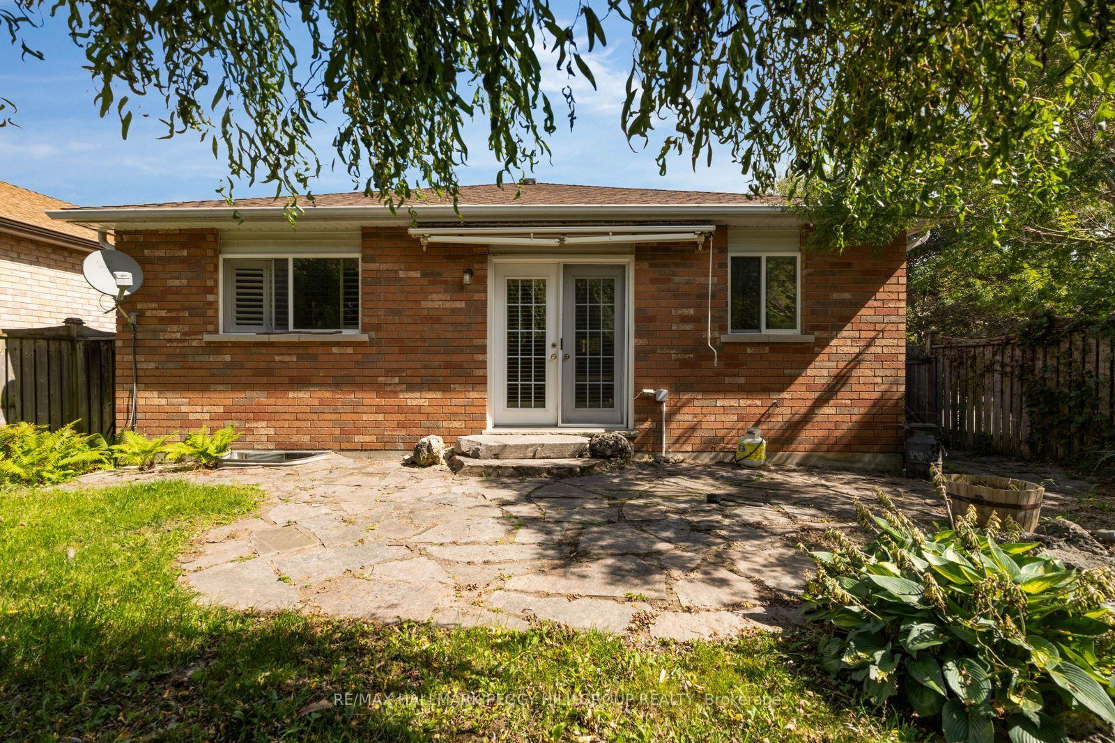 Photo 13 of 2 Brown Wood Drive, Barrie, Little Lake — HOMEH