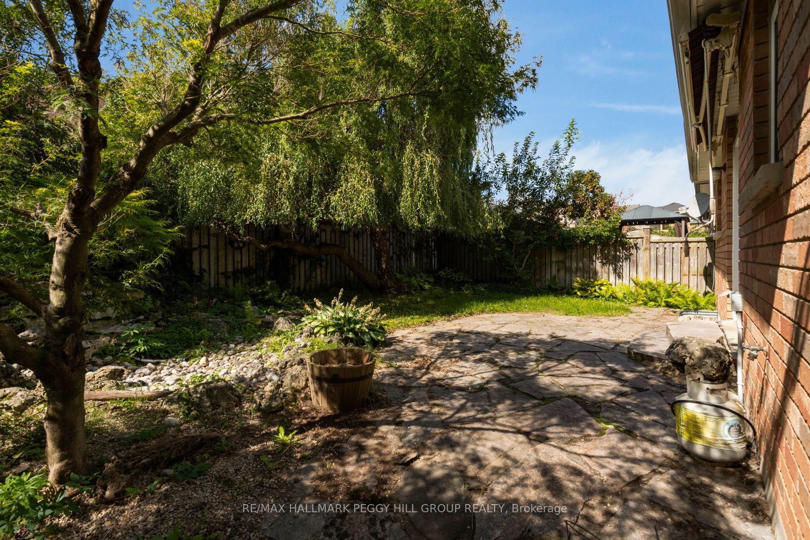 Photo 14 of 2 Brown Wood Drive, Barrie, Little Lake — HOMEH