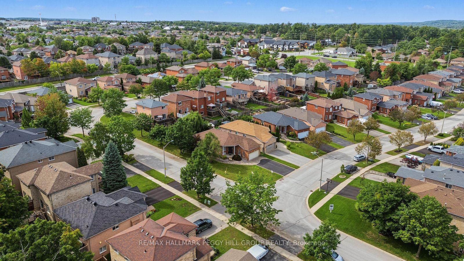 Photo 16 of 2 Brown Wood Drive, Barrie, Little Lake — HOMEH