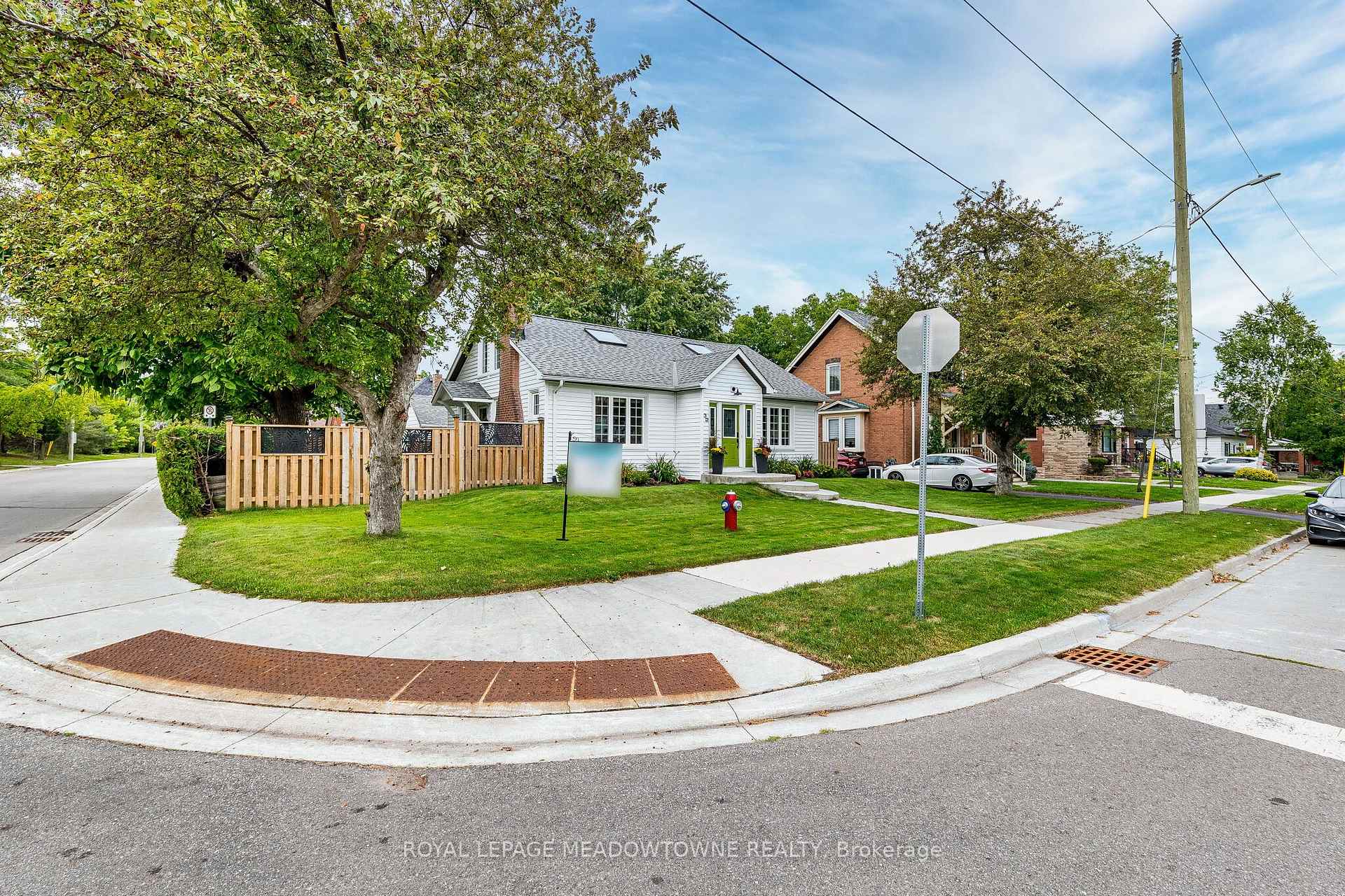Photo 2 of 32 Craig Street, Brampton, Downtown Brampton — HOMEH