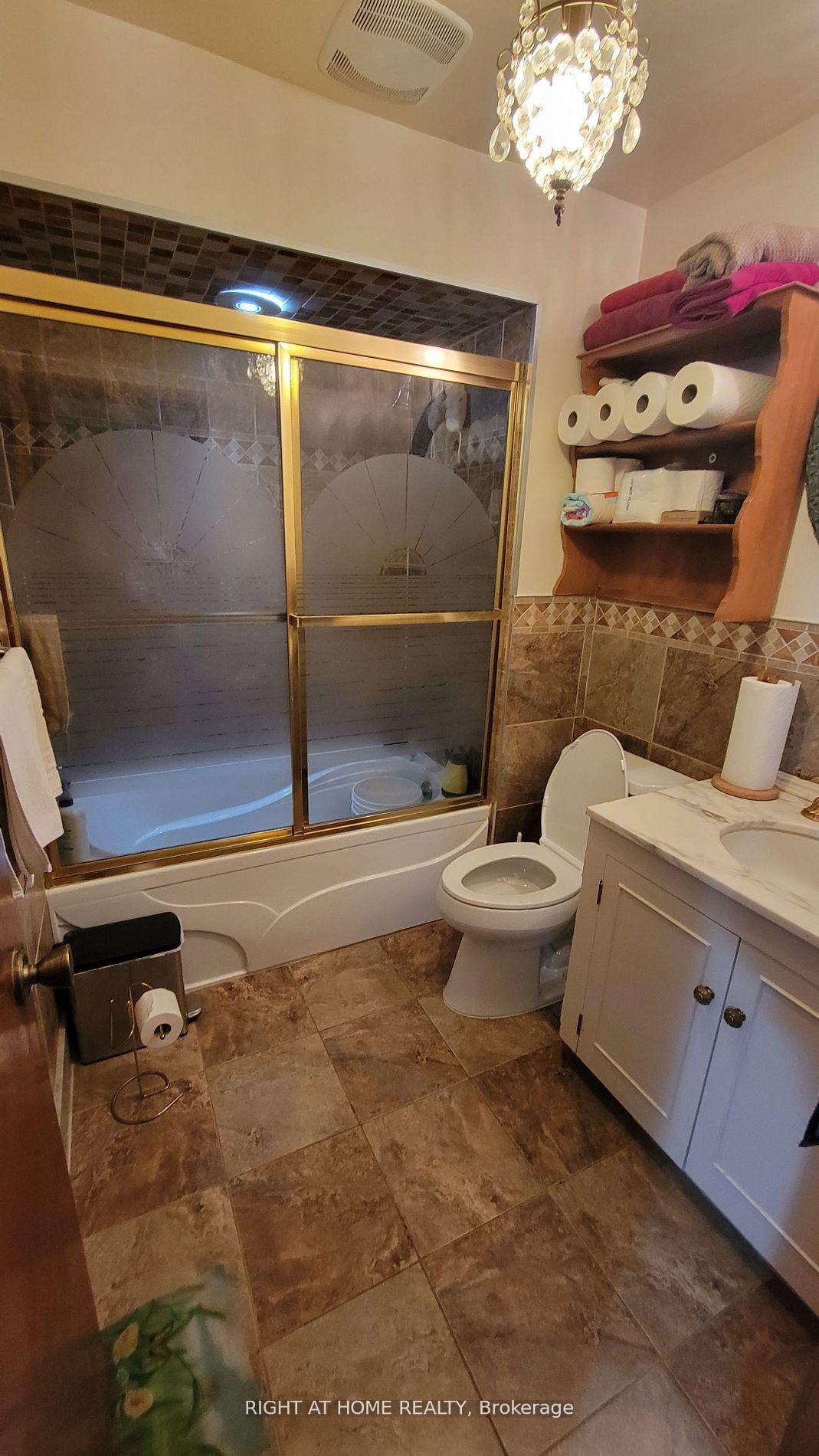 Photo 11 of 12 Fairglen Avenue, Scarborough, L'Amoreaux — HOMEH